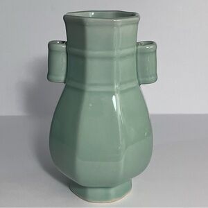 Vintage Chinese HU ARROW VASE / 7 Inches CELADON GREEN / Stylish, NEAR-MINT
